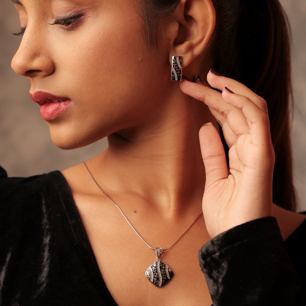 Regal Waves 925 Silver Chain Pendant Set