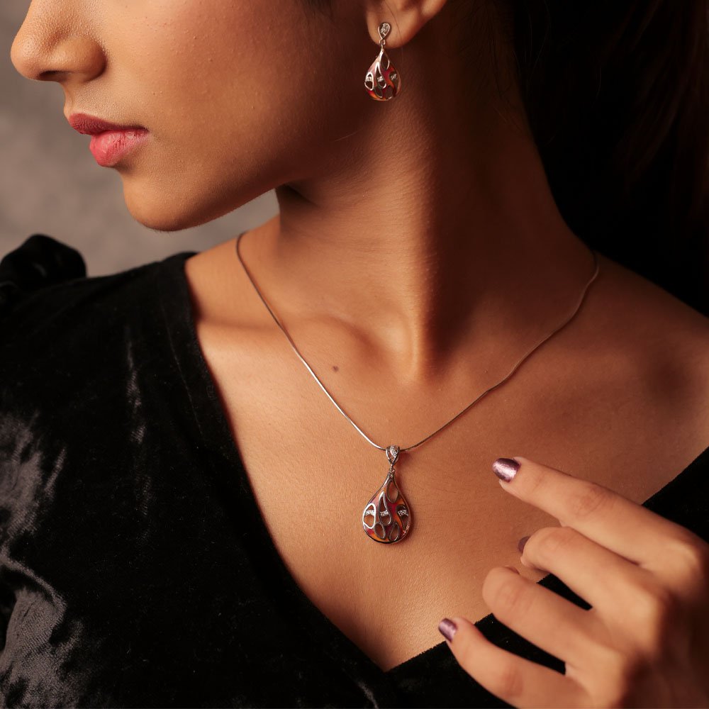 Flame of Elegance 925 Silver Chain Pendant Set